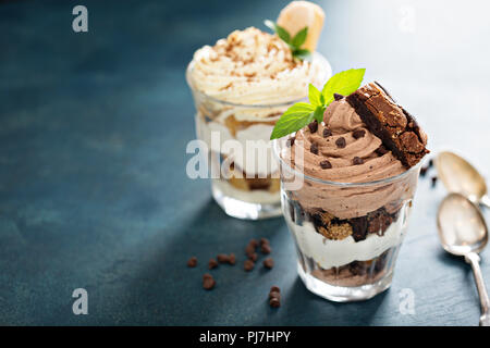 Individuelle Desserts in Gläsern, Tiramisu und Schokolade Kleinigkeit Stockfoto