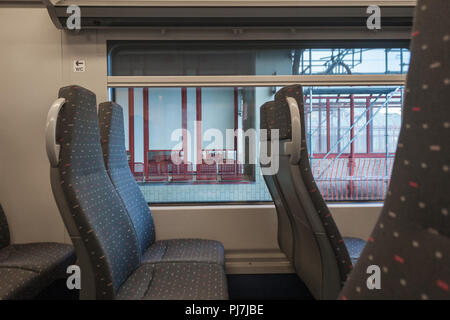 Der Innenraum eines leeren Zug hielt an einer Station. Stockfoto