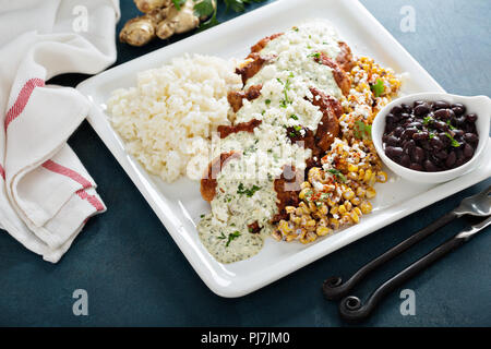 Verde Schweinefleisch mit Reis, schwarzen Bohnen und elote Mais Stockfoto