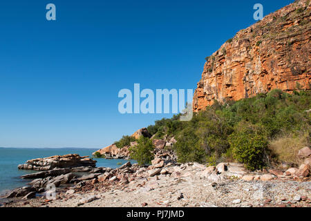 Australien, Westaustralien, zweifelnd Bay. Blick auf den Strand von Floß. Stockfoto