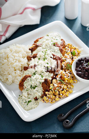 Verde Schweinefleisch mit Reis, schwarzen Bohnen und elote Mais Stockfoto