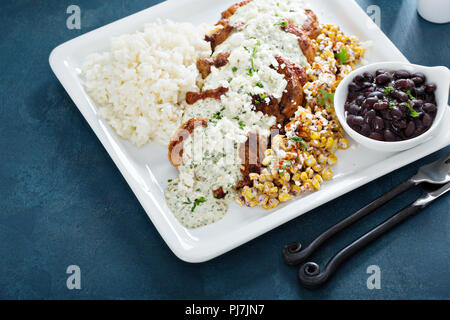 Verde Schweinefleisch mit Reis, schwarzen Bohnen und elote Mais Stockfoto