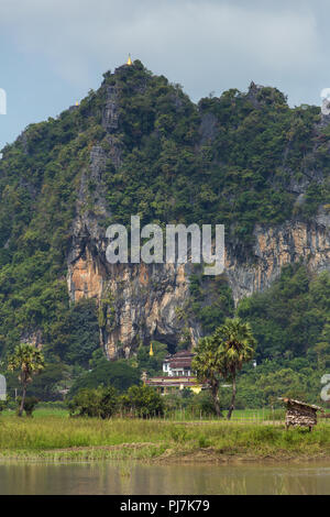 Blick auf Feldern und Felsformationen in Vang Vieng, Laos. Vang Vieng ist ein beliebtes Reiseziel für Abenteuer Tourismus in einem Kalkstein Karstlandschaft. Stockfoto