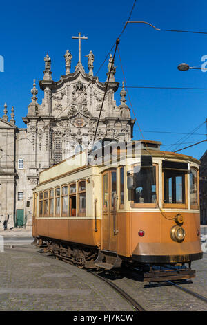 Alte Straßenbahn in Porto, Portugal. Stockfoto