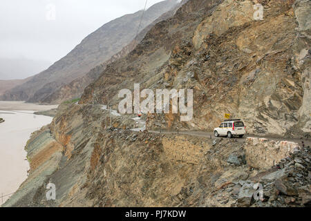 Auto fahren auf gefährliche Mountain Road in Nubra Tal von Himalaya in Ladakh, Indien umgeben Stockfoto