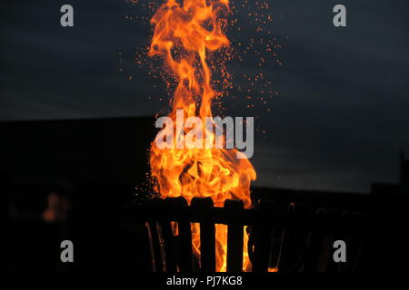 Schöne Lagerfeuer Feuer Korb mit Funken Stockfoto