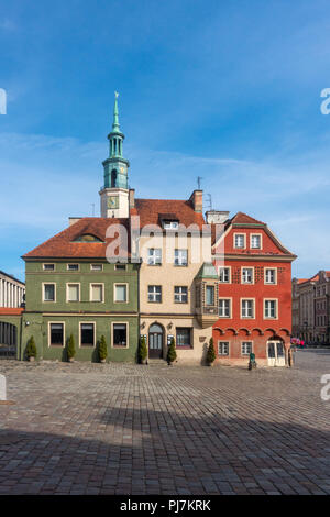 Bunte Häuser und Rathaus am Alten Markt in Poznan, Polen. Stockfoto