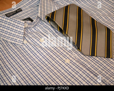 Mann Kleid formalen Kontrast Shirt mit Krawatte auf einem Tisch gefüttert. mans Mode. Low Angle Side Shot Stockfoto