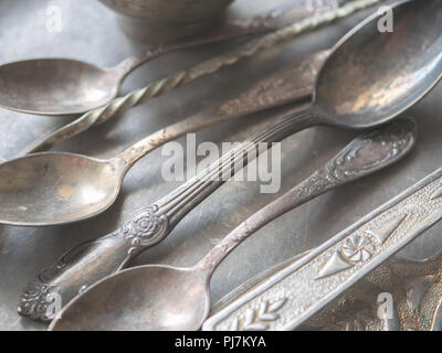 In der Nähe von Silber Löffel vintage Besteck besteck Besteck, selektiven Fokus auf die Mitte des Bildes. flachbild Vintage Look. niedrigen Winkel Stockfoto