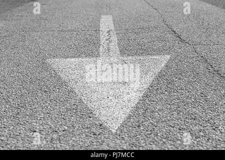 Pfeil gemalt auf dem Asphalt (Pesaro, Italien, Europa) Stockfoto