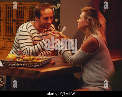 Paar Frau und Mann sitzen und trinken sie Tee oder Kaffee in der Küche zu Hause. Reden und zu Hause Ausruhen nach einem langen Tag Stockfoto