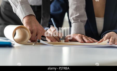 Nahaufnahme der Mitarbeiter, die am Projekt im Büro Schreibtisch. Stockfoto