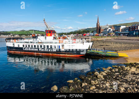 Das Loch Riddon ro-ro/Antrieb - durch Fähre mit der Rampe hinunter und Fluggastbrücken. Es ist der Sommer relief Schiffs auf der Largs - Isle of Cumbrae Stockfoto