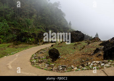 Ha Giang, Vietnam - 17. März 2018: die Straße durch neblige Kalkstein Berge im Norden von Vietnam Stockfoto