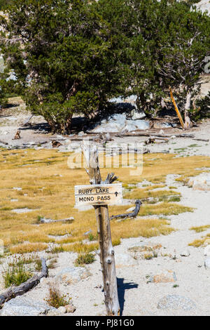 Eine Tafel, die die Art und Weise, See und Mono Pass in der östlichen Sierra Nevada Bergen in Kalifornien USA ruby Stockfoto