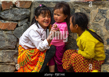 Ha Giang, Vietnam - am 18. März 2018: Glückliche Kinder aus der ethnischen Minderheit der Hmong, die in der Lunge Cam Cultural Village Stockfoto