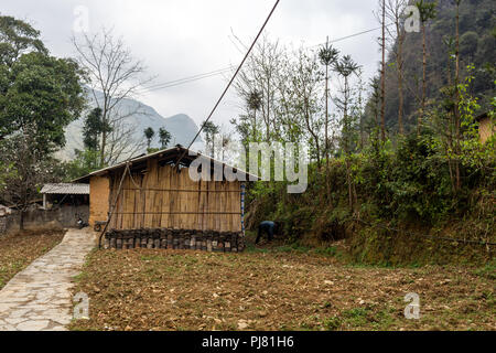 Ha Giang, Vietnam - am 18. März 2018: Bamboo House von Grün in der Lunge Cam Dorf in den Bergen im Norden von Vietnam umgeben Stockfoto