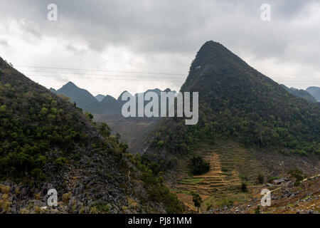 Ha Giang, Vietnam - am 18. März 2018: die Berge und die terrassenfelder von Wolken in Nordvietnam umgeben Stockfoto