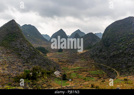 Ha Giang, Vietnam - am 18. März 2018: die Berge und die terrassenfelder von Wolken in Nordvietnam umgeben Stockfoto