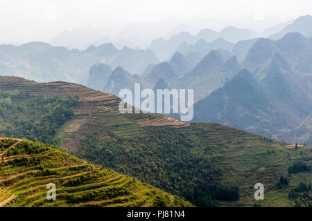 Ha Giang, Vietnam - am 18. März 2018: die malerischen Reisterrassen von Hügeln und nebligen Berge in Vietnam umgeben Stockfoto