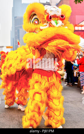 Tänzelnde kulturellen chinesischen Löwentanzes Leistung in Calgary Chinatown in Kanada. Stockfoto