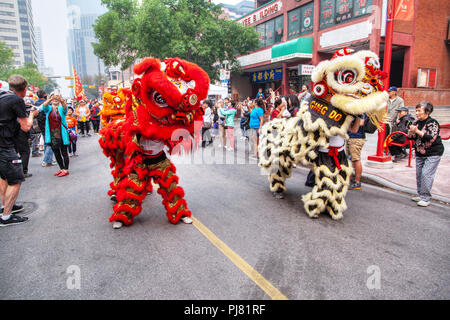 CALGARY, KANADA - Sep 4, 2018: eine Masse, ein chinesischer Lion Dance Parade in Chinatown in Calgary, Alberta, Kanada, in der Feier des Chinesischen f Stockfoto