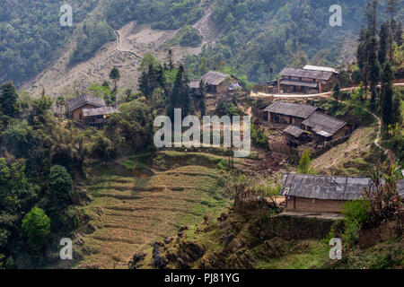 Ha Giang, Vietnam - am 18. März 2018: Blick auf ein Dorf in den Bergen im Norden von Vietnam mit China an der Grenze Stockfoto