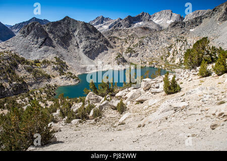 Ein Blick auf Ruby See von oben auf die Mono Pass Trail in der östlichen Sierra Nevada Bergen in Kalifornien USA Stockfoto