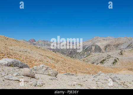 Ein Blick von Oben auf Mono. Es steigt zu einer Höhe von 12.060 ft auf die östlichen Berge der Sierra Nevada in Kalifornien USA suchen Stockfoto