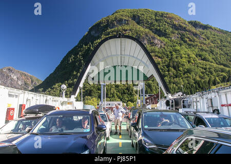 Norwegen, 26. Juli 2018: Autos sind auf dem Deck der Fähre, dass seine Tür geöffnet wurde geparkt. Stockfoto