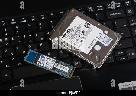 Gimpo-si, Korea - Juli 10, 2018: 2,5 Zoll Festplatte (HDD) und M 2 Typ Solid-State-Treiber (SSD) auf einem Laptop Tastatur. Stockfoto