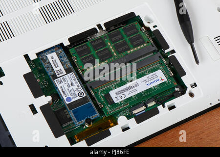 Gimpo-si, Korea - Juli 10, 2018: Access Panel mit DDR3L-RAM und M.2 SATA-SSD auf der Unterseite des Laptops, die RAM und SSD SATA M. 2 Steckplatz für Festplatte Stockfoto
