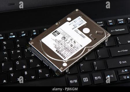 Gimpo-si, Korea - Juli 10, 2018: 2,5-Zoll-SATA-Festplatte (HDD), ein Speichergerät theat verwendet die magnetische Speicherung digitaler Daten zu speichern und abzurufen. Stockfoto