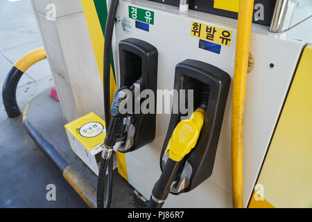 Gimpo-si, Korea - Juli 10, 2018: altes Benzin und Diesel gas Düsen der Distributor am S-Öl, Gas Station. Stockfoto