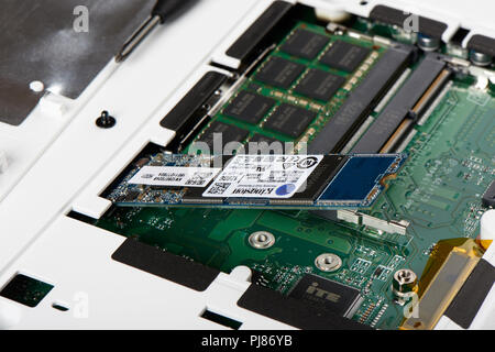 Gimpo-si, Korea - Juli 10, 2018: Nahaufnahme von SATA-Typ SSD (Solid-State Drive) M.2 Slot auf einem Laptop verbunden. Stockfoto