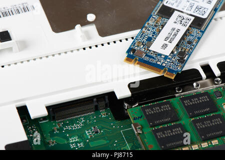 Gimpo-si, Korea - Juli 10, 2018: Nahaufnahme von SATA-Typ SSD (Solid-State Drive) und M2-Steckplatz auf einem Laptop. Stockfoto