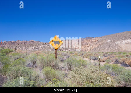 Am Straßenrand Vieh Warnzeichen auf der Autobahn 120 außerhalb von Benton hot Springs Kalifornien USA Stockfoto