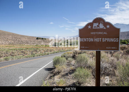 Schild am Straßenrand zu historischen Benton heißen Quellen mit einer Bevölkerung von 13 und eine Hälfte, auf dem Highway 120 in Kalifornien USA Stockfoto