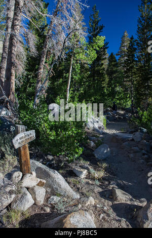 Hilton Seen Wanderweg Zeichen in der östlichen Sierra Nevada Bergen in Kalifornien USA Stockfoto