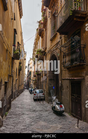 Neapel, Italien - Dezember 2, 2017: Blick auf die Straße der Altstadt in Neapel, Italien. Stockfoto