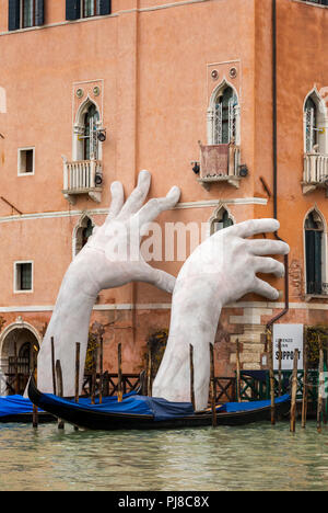 Venedig, Italien, 22. März 2018: riesige Hände steigen aus dem Wasser des Grand Canal in Venedig zu unterstützen. Dieses leistungsstarke Bericht über Klima chan Stockfoto