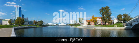 Minsk, Weißrussland - September 27, 2017: Panorama der Swislotsch riverwith Traetskae Pradmestse (Trinity Suburb) und neue moderne Gebäude in der Stadt Minsk Stockfoto