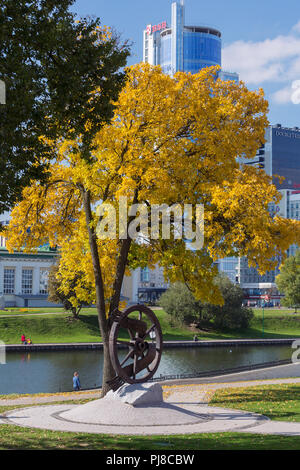 Minsk, Weißrussland - September 27, 2017: Denkmal für die Weißrussen fern von ihrer Heimat in der Nähe der Trinity Vorort auf der Swislotsch Damm Stockfoto