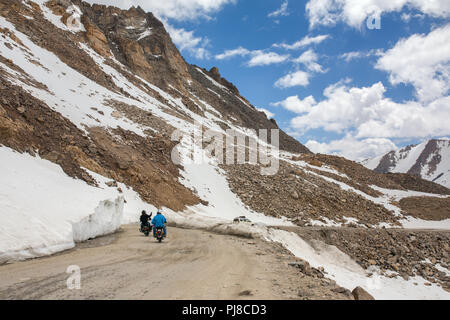 Biker Gruppe Khardung La Pass weltweit höchste motorable Straße in Ladakh, Indien Stockfoto