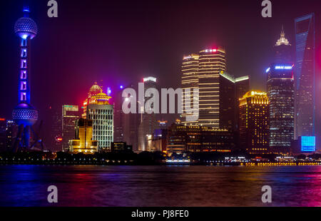 SHANGHAI, China - 17. MAI 2018: Oriental Pearl Tower und Gebäude im modernen Stadtteil Pudong, Shanghai Stockfoto