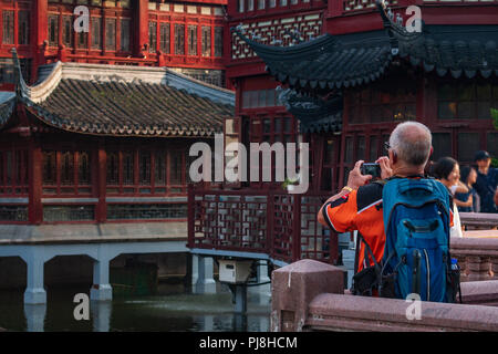 Touristische ein Foto in einer beliebten touristischen Ort der Yuyuan Garten das alte Shanghai, China Stockfoto