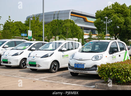 SHANGHAI, China - 14. MAI 2018: Electromobiles Park. Electric Car Sharing System in Shanghai, China Stockfoto