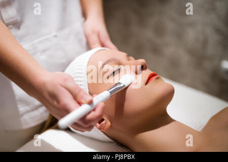 Kosmetik und Massage im Wellness Salon Stockfoto