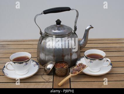 Tee für zwei in einem alten Aluminium Wasserkocher mit englischen Tee Tassen vorbereitet als Nahaufnahme Stockfoto