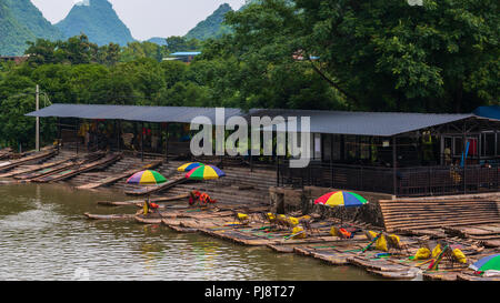 Flöße am Li-fluss in Guilin Guilin, China. Stockfoto